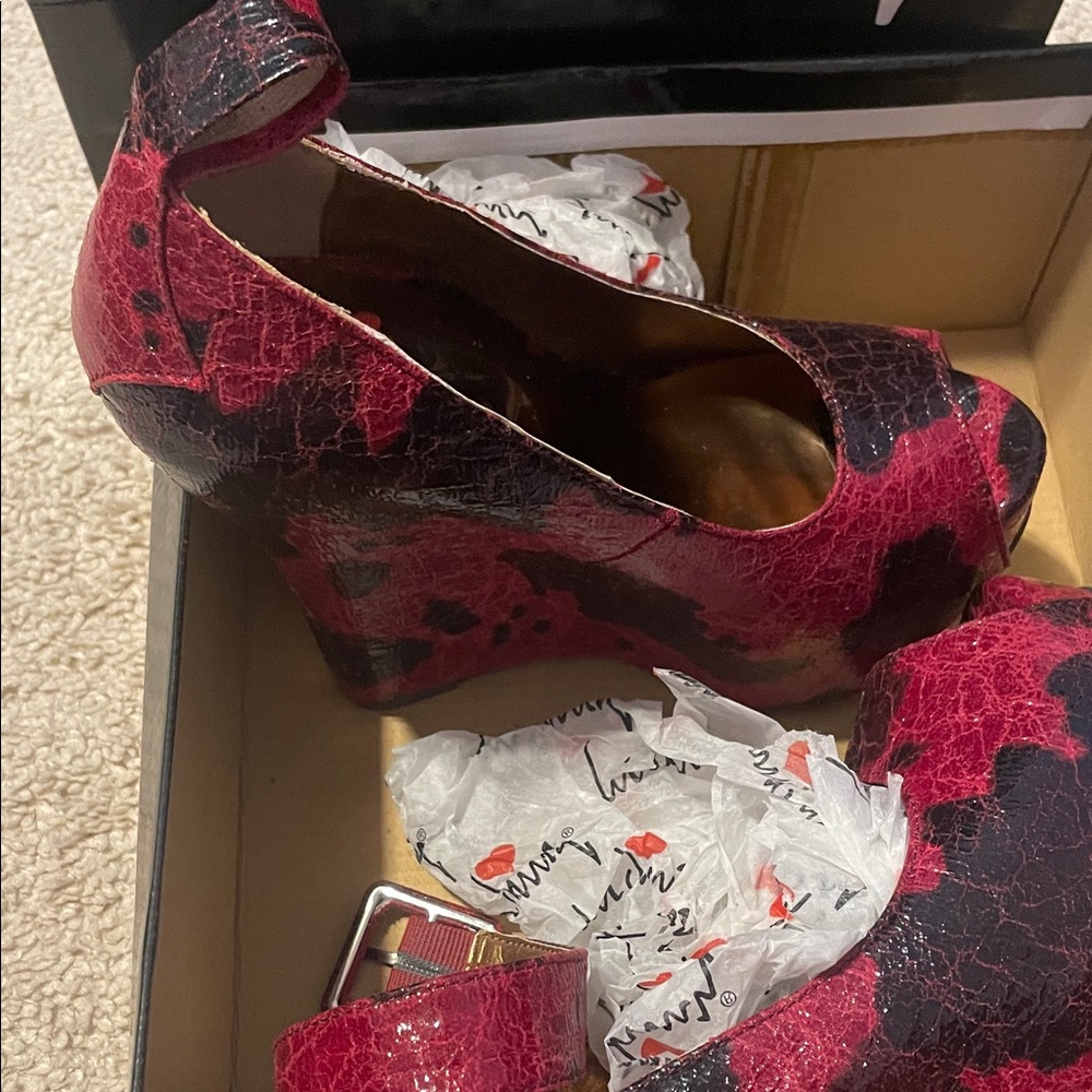 Luichiny Red and Black Wedges
